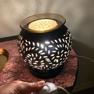 Oil diffuser with light